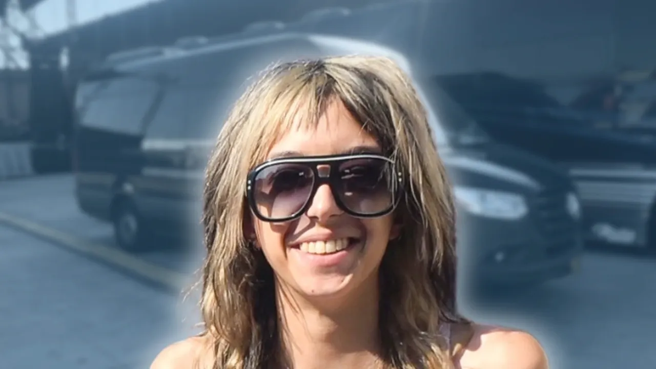 Starcrawler - BUS INVADERS Ep. 2137 [VIDEO]