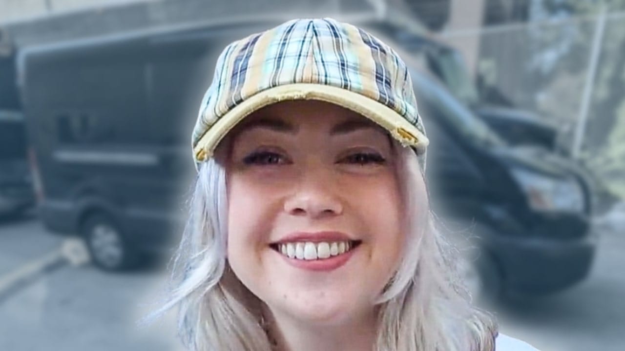 Lauran Hibberd - BUS INVADERS Ep. 1835 [VIDEO]