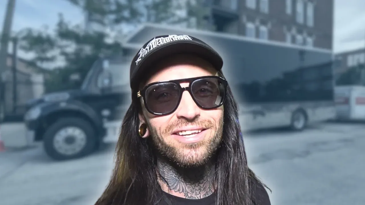 Aurorawave - BUS INVADERS Ep. 2105 [VIDEO]