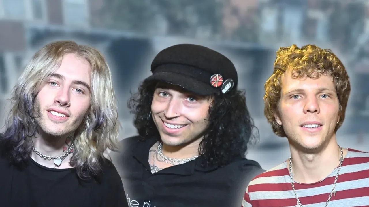 Beauty School Dropout - BUS INVADERS Ep. 2114 [VIDEO]