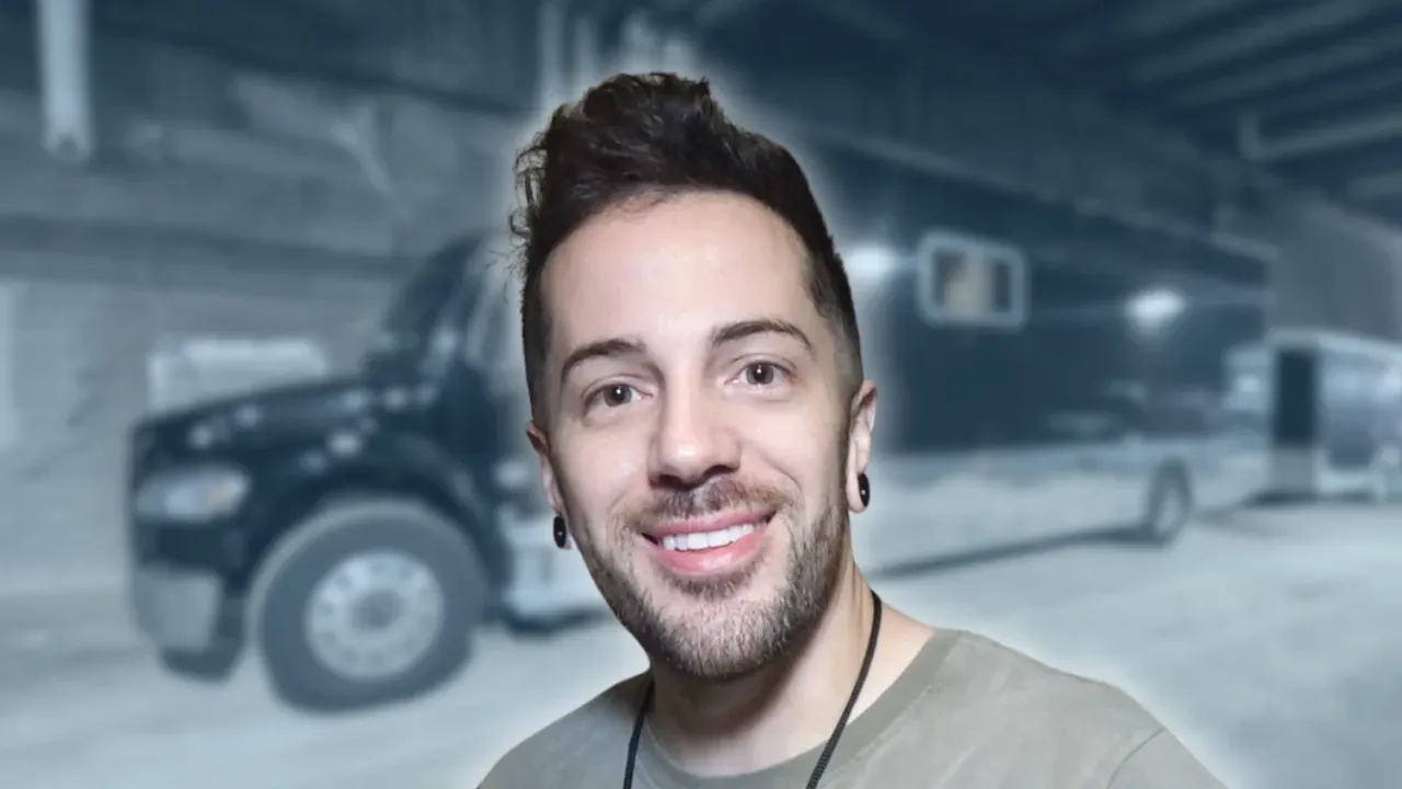 Stray View - BUS INVADERS Ep. 2102 [VIDEO]