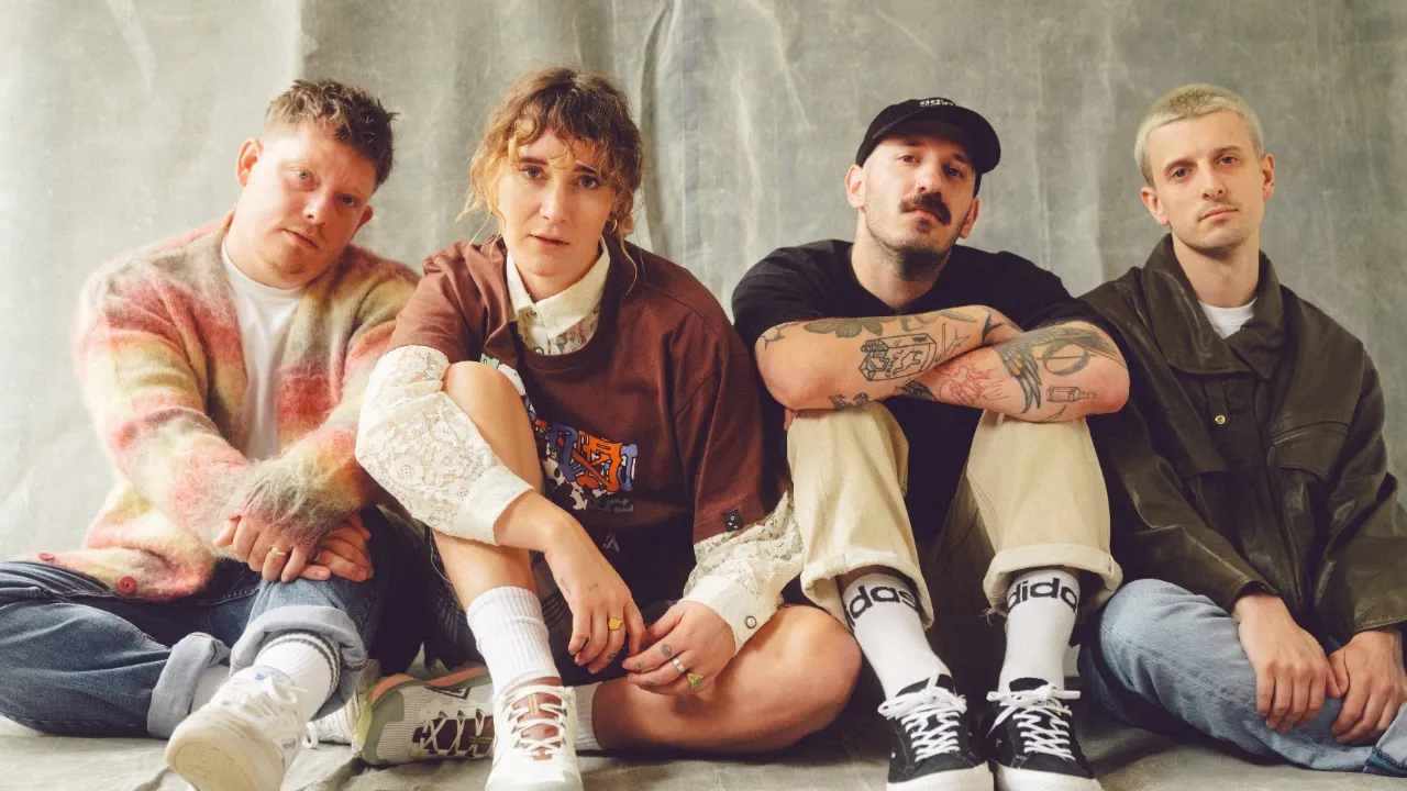 Fickle Friends - CRAZY TOUR STORIES