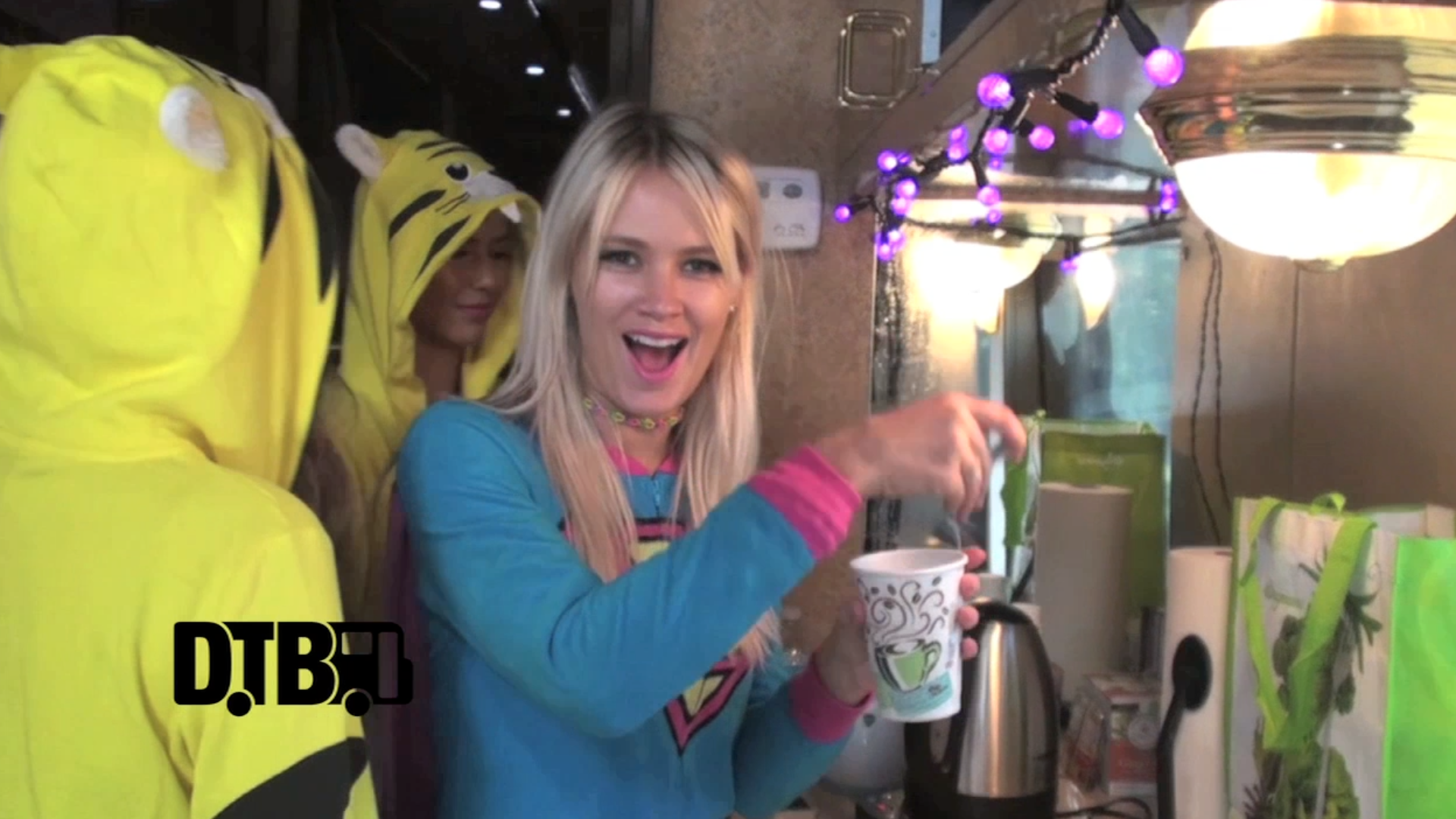 G.R.L. – BUS INVADERS Ep. 511 [VIDEO]