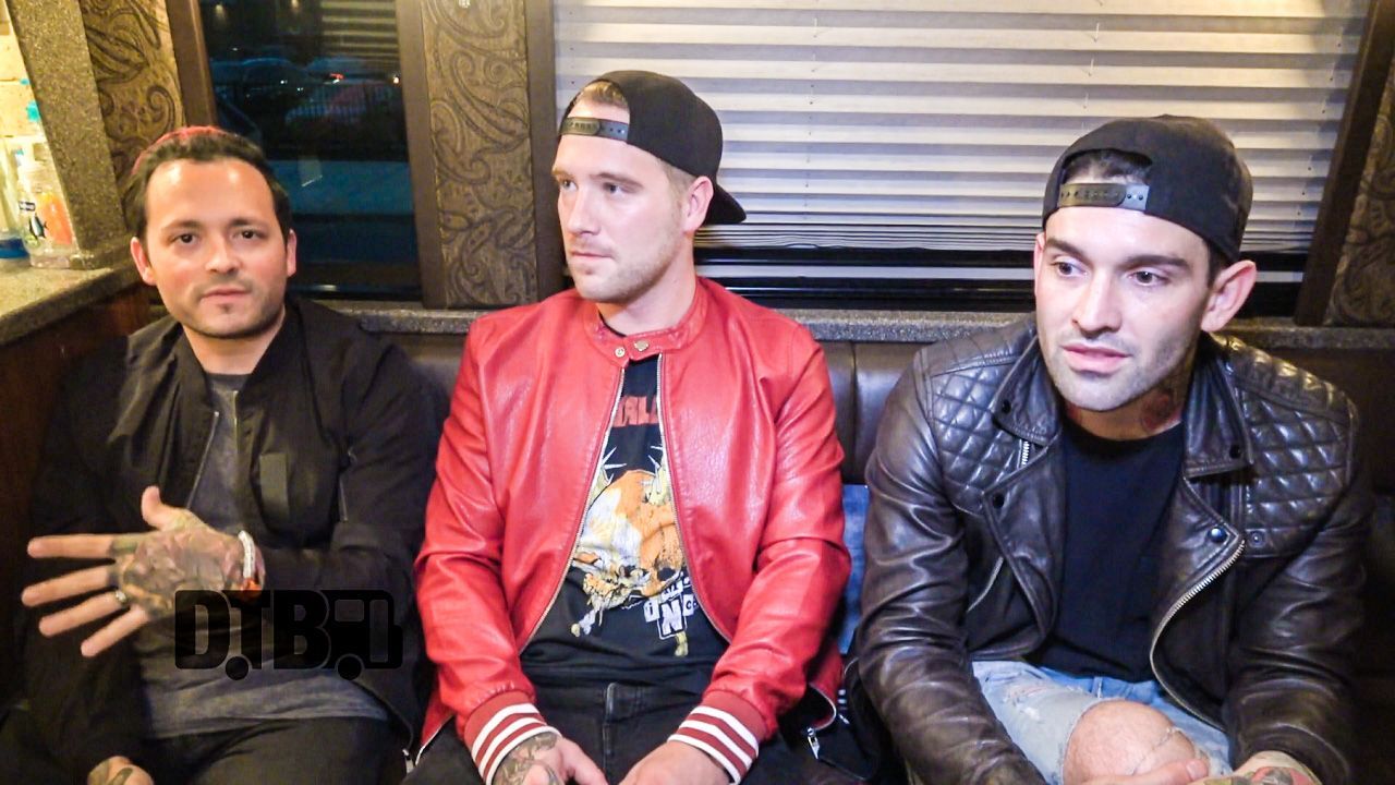 Sleeping With Sirens – CRAZY TOUR STORIES Ep. 585 [VIDEO]