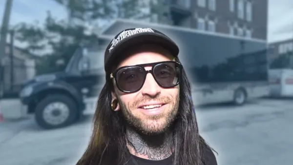 Aurorawave - BUS INVADERS Ep. 2105 [VIDEO]