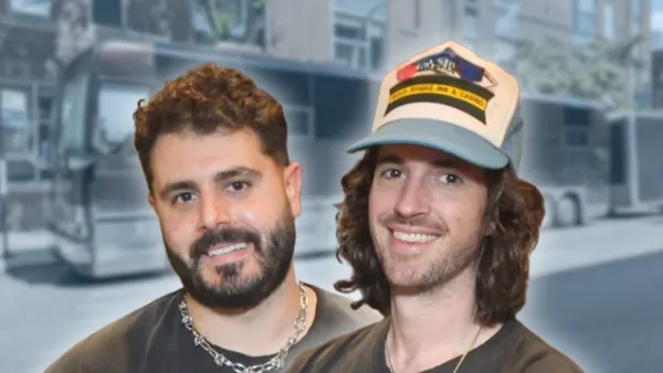 The Blue Stones - BUS INVADERS Ep. 2136 [VIDEO]