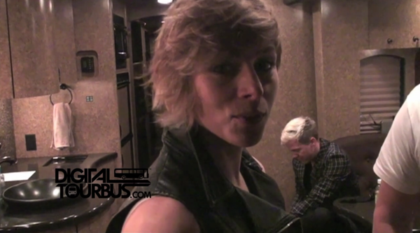 Neon Trees – BUS INVADERS Ep. 238
