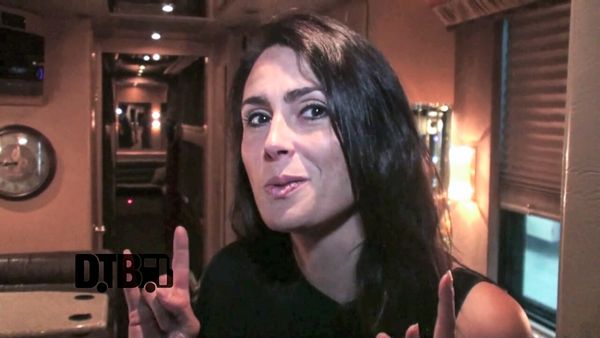 Within Temptation / Sharon den Adel – BUS INVADERS Ep. 722 [VIDEO]