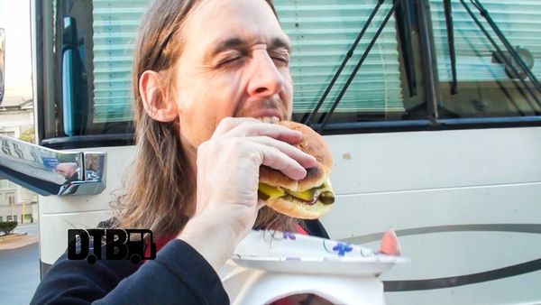 Soilwork Prepares Their Special Veggie Burgers – COOKING AT 65MPH Ep. 13 [VIDEO]