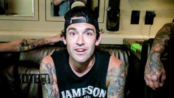 Sleeping With Sirens – CRAZY TOUR STORIES Ep. 455 [VIDEO]