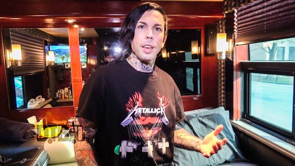 Dead Girls Academy – BUS INVADERS Ep. 1127 [VIDEO]