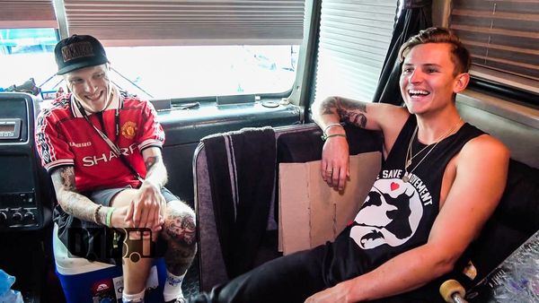 Neck Deep – TOUR PRANKS Ep. 294 [VIDEO]